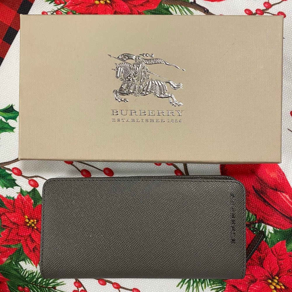 Burberry men’s wallet, vintage logo